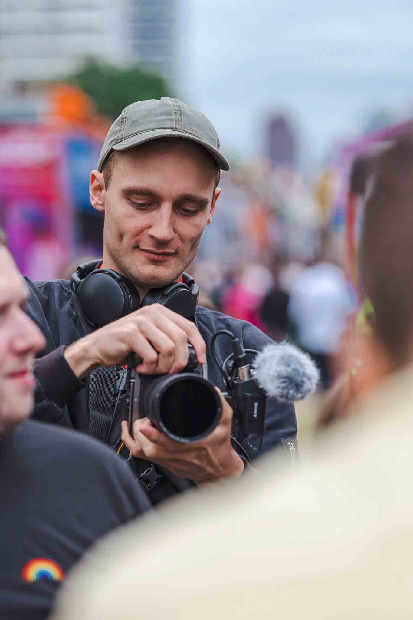 Markus Kowalski filmt mit einer Videokamera auf einer Demo